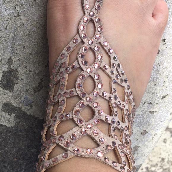 A pair of pumps - Picture 7 of 7